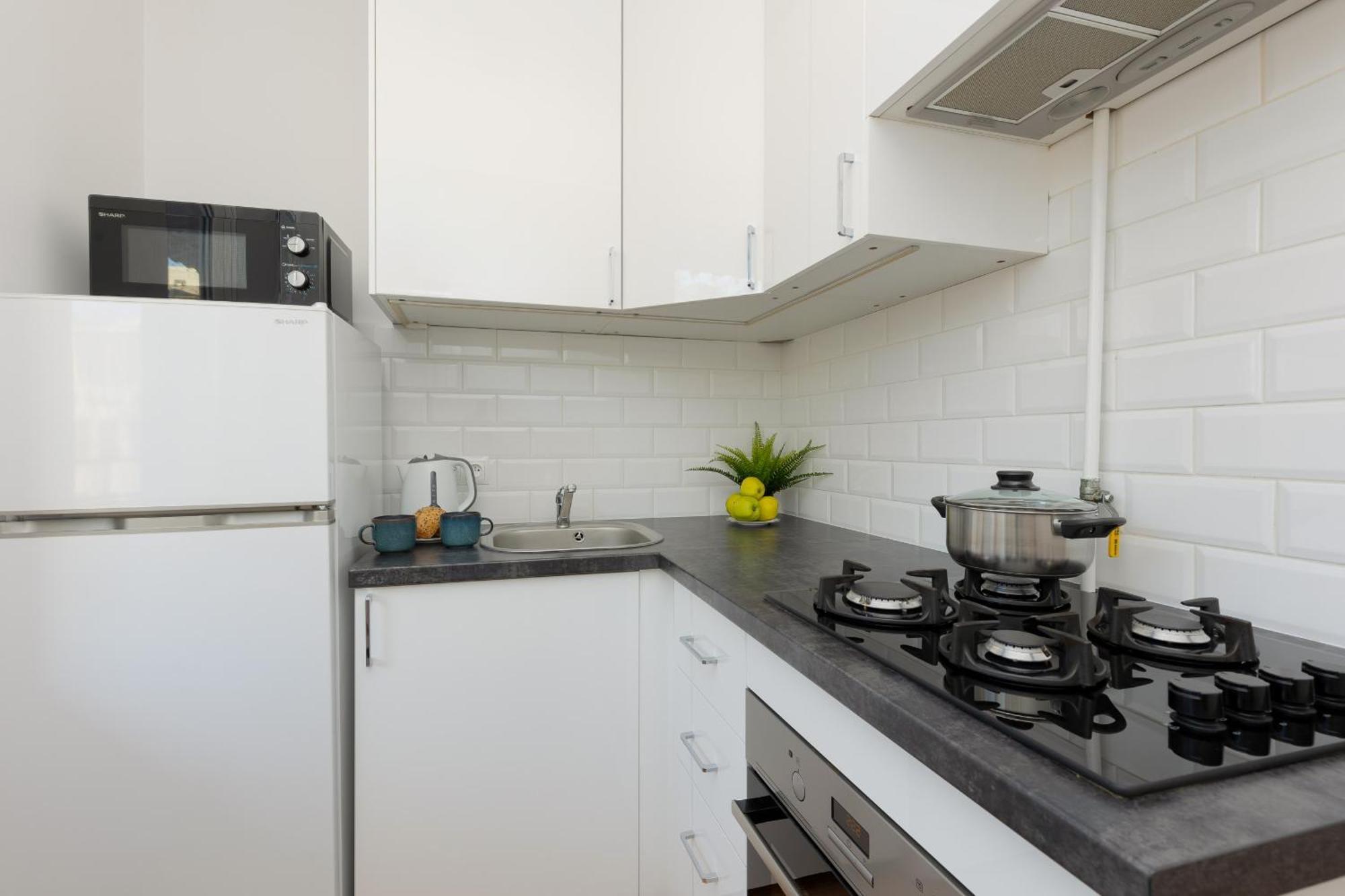Bright And Quiet Studio With Balcony In The Center Of By Renters *
