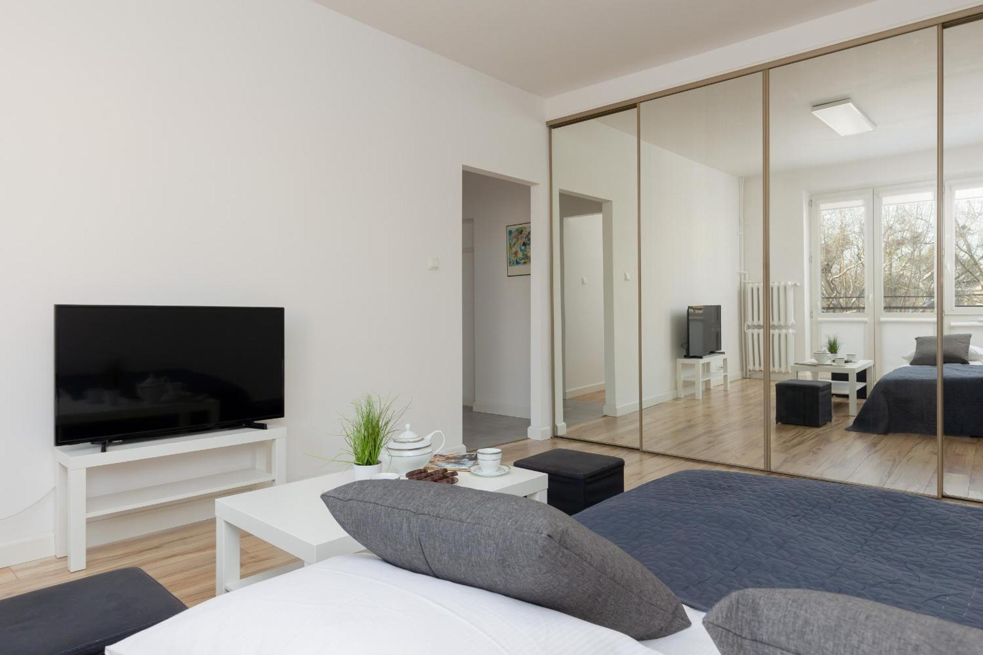 Bright And Quiet Studio With Balcony In The Center Of By Renters