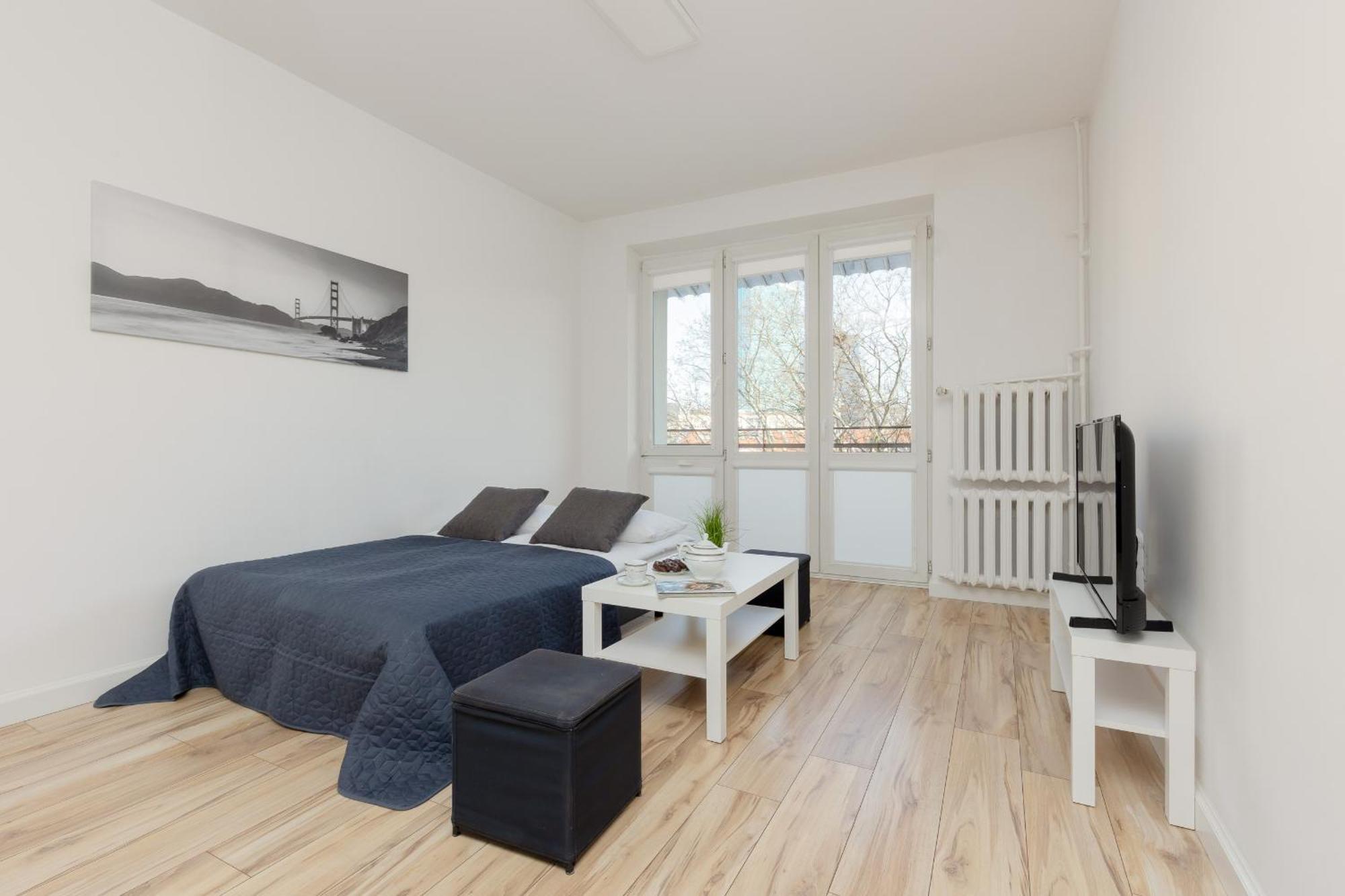 Bright And Quiet Studio With Balcony In The Center Of By Renters *